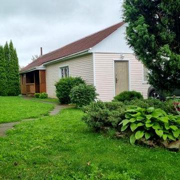 Затишна і простора садиба для проживання чи відпочинку .