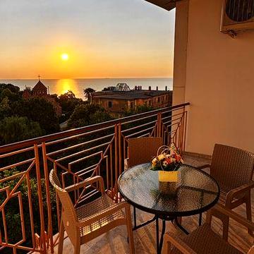 Аркадийский дворец.Долгосрочно. 100 метров.Паркинг.Вид на море.Балкон.