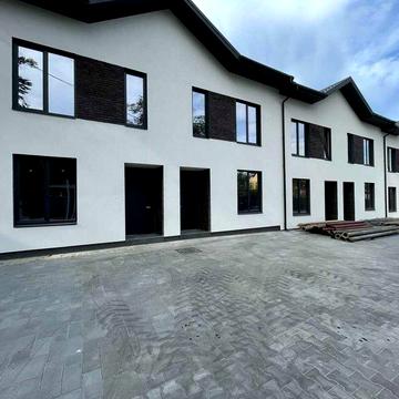 Таунхаус біля парку Дубки з великим двориком