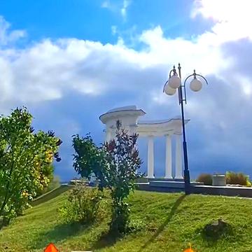 Здається компактна 2а кв з розд.кімн. поруч з парком.Можно військовим