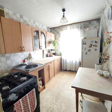 Трьохкімнатна квартира. Постанови.