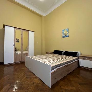 Європейська пл. (Катерининська), 7