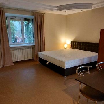 Лаврська вул. (Січневого Повстання), 4