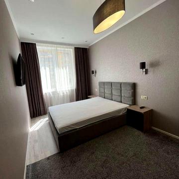 Михайлівська вул., 8