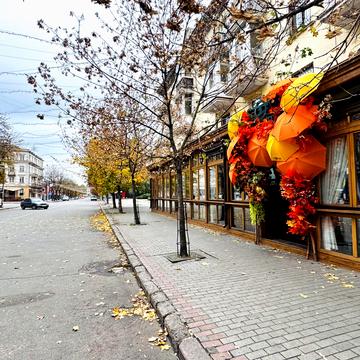 Українська вул., 2