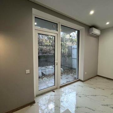 Однокімнатна квартира з двориком! Без комісії!