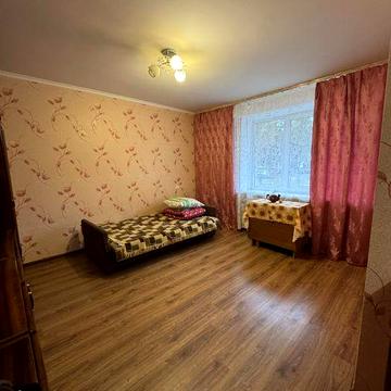 Здається 1 кімнатна на Крошні з меблями.