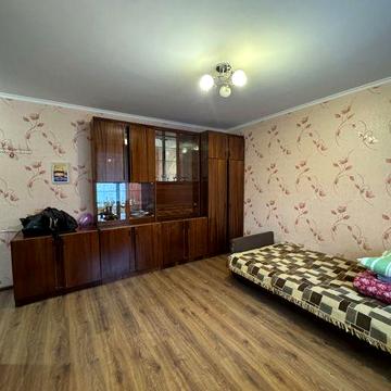 Здається 1 кімнатна на Крошні з меблями.