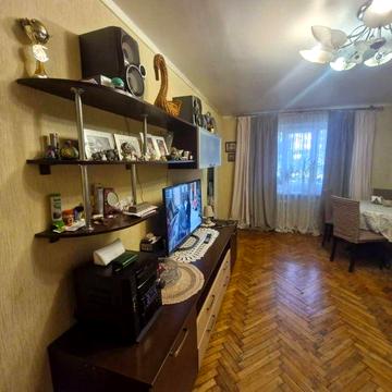 Продається трикімнатна квартира по вулиці Свистуна