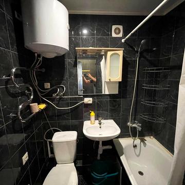 Академіка Доброхотова вул., 3