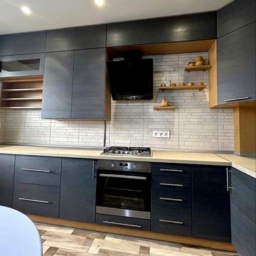 Євродвушка біля центрального парку з газом