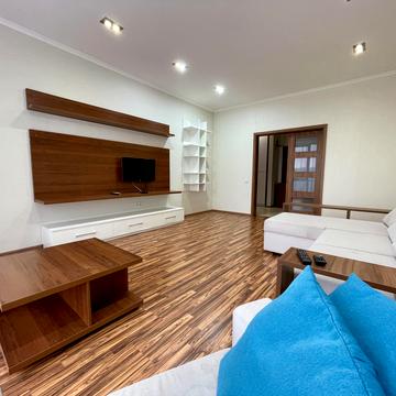 Дніпровська набережна вул., 14