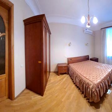 Богдана Хмельницького вул., 49