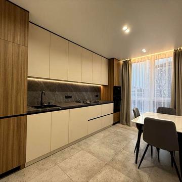 2-кімнатна з усіма меьлями і балконом!