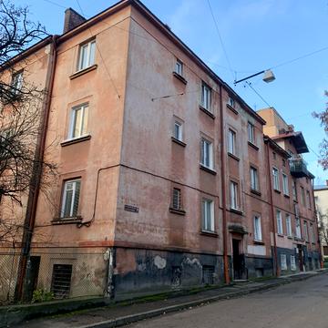 Братів Дужих вул. (Володимира Комарова), 1