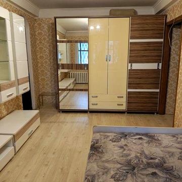 П-кт Воскресенський (Перова).24 Б .  1 поверх  3 кімнатна к-ра.