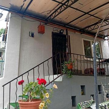 Центр!!! Продам полдома частично мебелью+ жилая летняя кухня во дворе