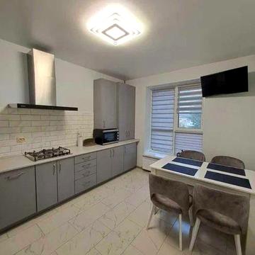 Оренда однокімнатної квартири в новобудові біля озера та парку .