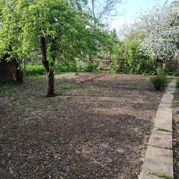 Будинок у місті з великим участком.