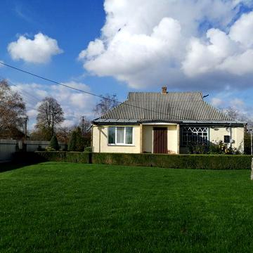 Будинок з ландшафтним дизайном річка  Коломак