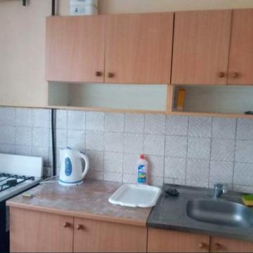 Здається 1-но кім квартира на Легоцького без меблів в кімнаті.