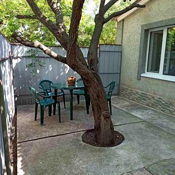 Центр, р-он Монастирської, 2-поверх. квартира з окремим двором.