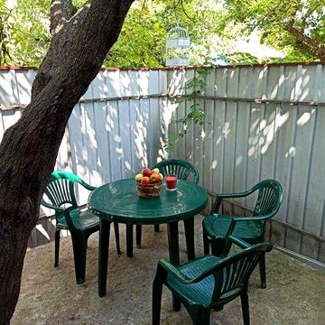 Центр, р-он Монастирської, 2-поверх. квартира з окремим двором.