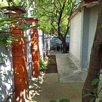 Центр, р-он Монастирської, 2-поверх. квартира з окремим двором.