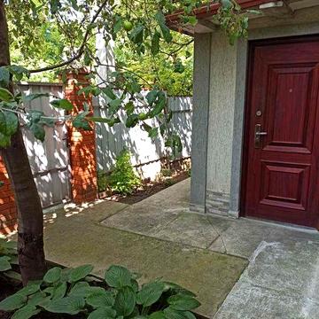 Центр, р-он Монастирської, 2-поверх. квартира з окремим двором.