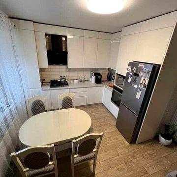 Комфортний будинок біля міста