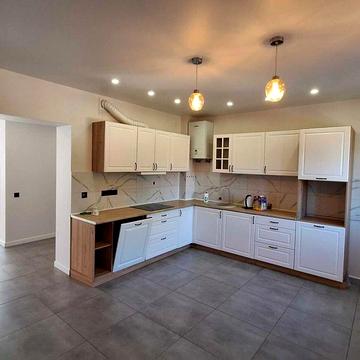 Продається 3х-поверховий будинок у Винниках центр, хороша локація