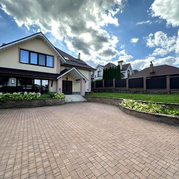 Молодіжна, 24