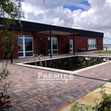 Терміново продається будинок з басейном на березі лиману!