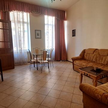 Площа Ринок, 2