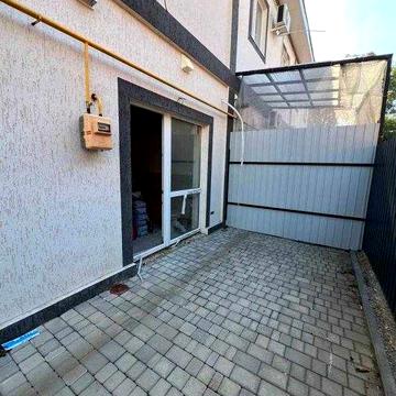 Продам 2-хрівневу квартиру з власним двориком та паркомісцем.