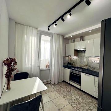 Менахем-Мендл Шнеєрсона вул. (Мініна), 18