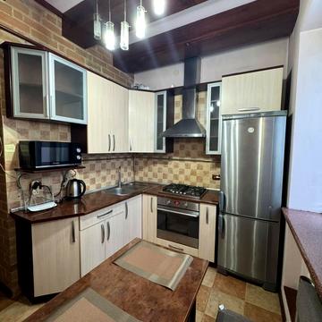 Джерельна вул., 30