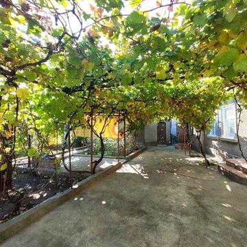 Дом на Слободке  с местом под гараж. Хуторская