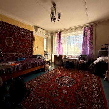 Менахем-Мендл Шнеєрсона вул. (Мініна), 11