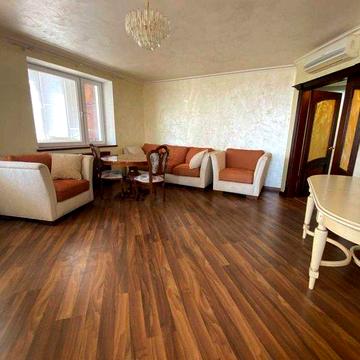 Продам двоповерхову квартиру з видом на р. Дніпро в центрі