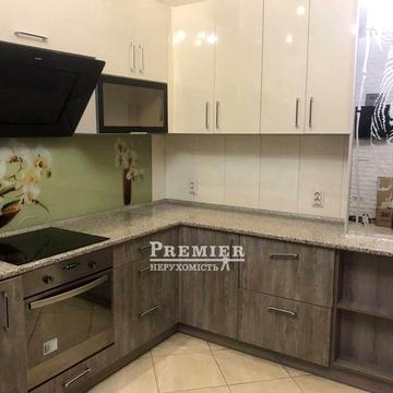 3-кімнатна квартира з сучасним ремонтом та меблями, двостороння