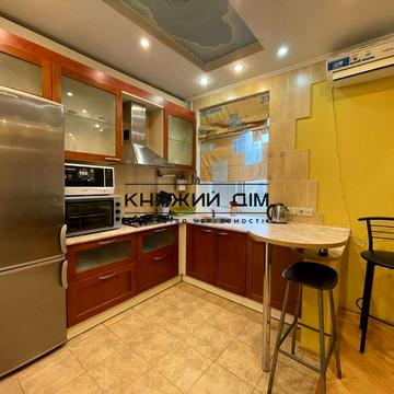 Миколи Міхновського бульв. (Дружби Народів), 8