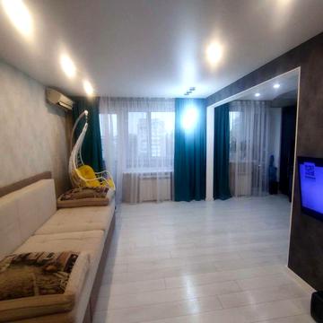 Продаж затишної  трикімнатної квартири в центрі міста.