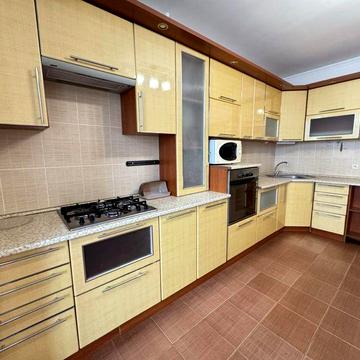 Простора 2 кімнатна квартира по вул. Карпенка