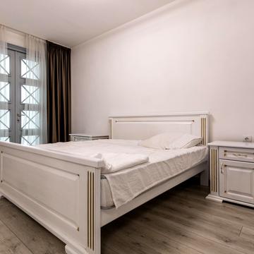 Пасічна вул., 8