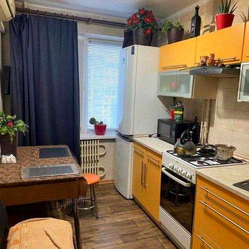 Продам 2-к квартиру в спокійному районі, Метробудівська 8, Парус