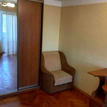 Братиславська вул., 4