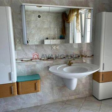 Здається простора 4-кімнатна квартира на Перемозі-5