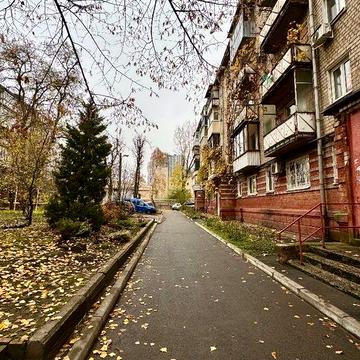 Продам 2-комнатную квартиру Памятник Славы. Яворницкого 8.