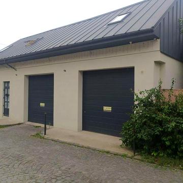 Велика 4-х кімнатна квартира в центрі міста з гаражем.